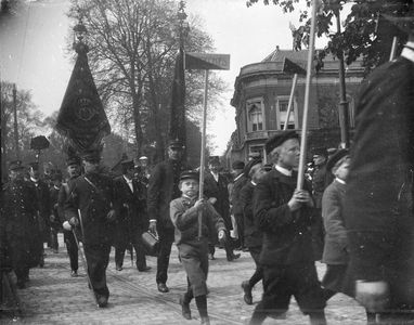 853351 Afbeelding van de optocht ter gelegenheid van het 10-jarig bestaan van de afdeling Utrecht van de Nederlandse ...